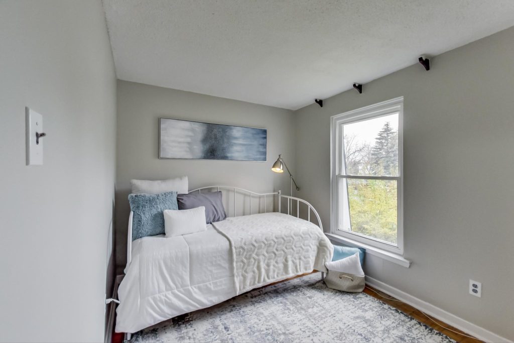 1 Lillooet Cres 4th bedroom