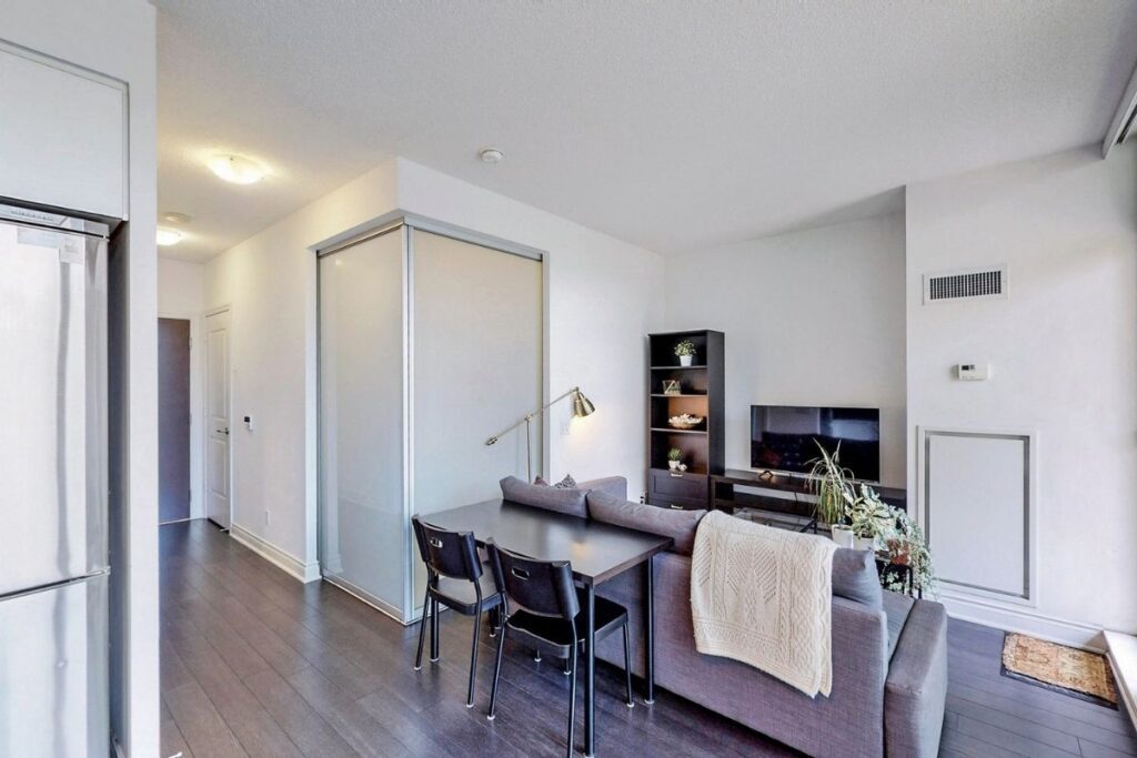 80-marine-parade-dr-203-foyer