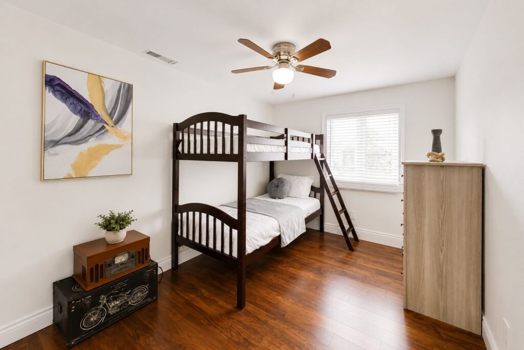 Family friendly bedroom in Oakville townhouse near the lake
