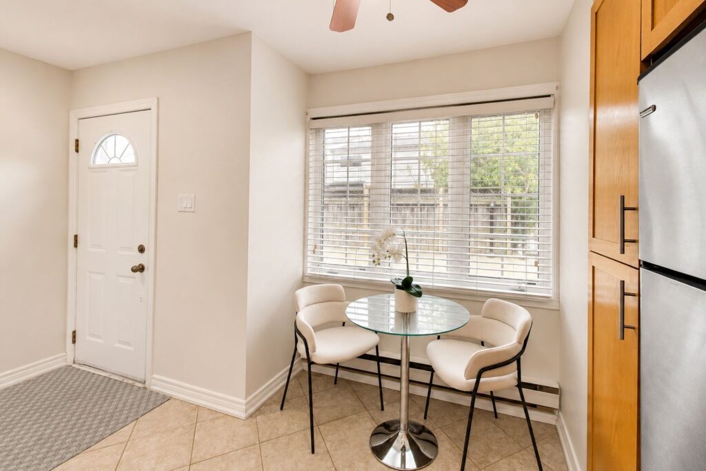 Eat in kitchen at 2108 Lakeshore Road West Oakville
